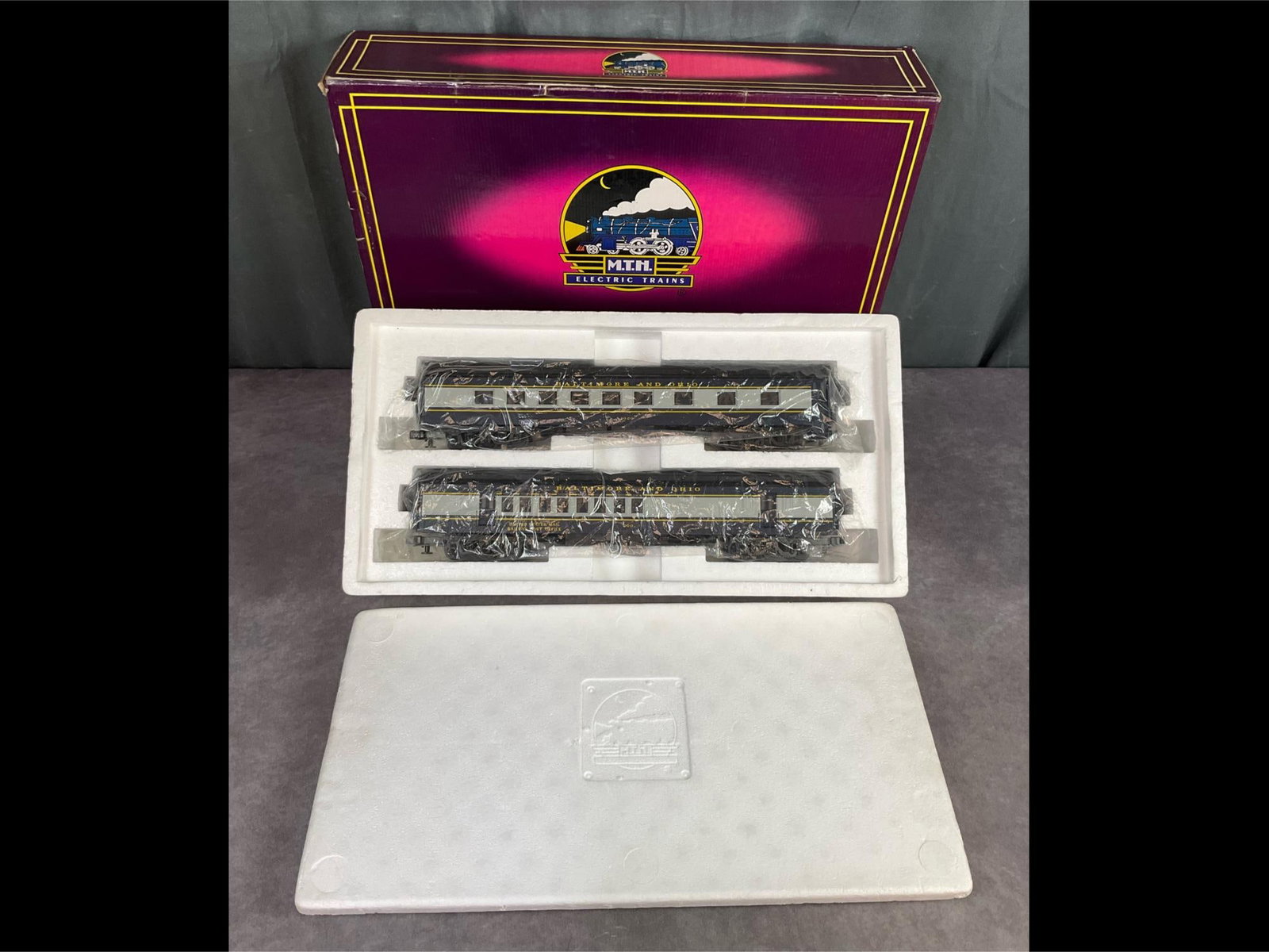 MTH Baltimore & Ohio Trains: Madison combine and diner set, O gauge. Model MT 4101 in original box and styrofoam packaging. Box is 22.25 inches long x 11.75 x 4.75 inches tall. Good condition.