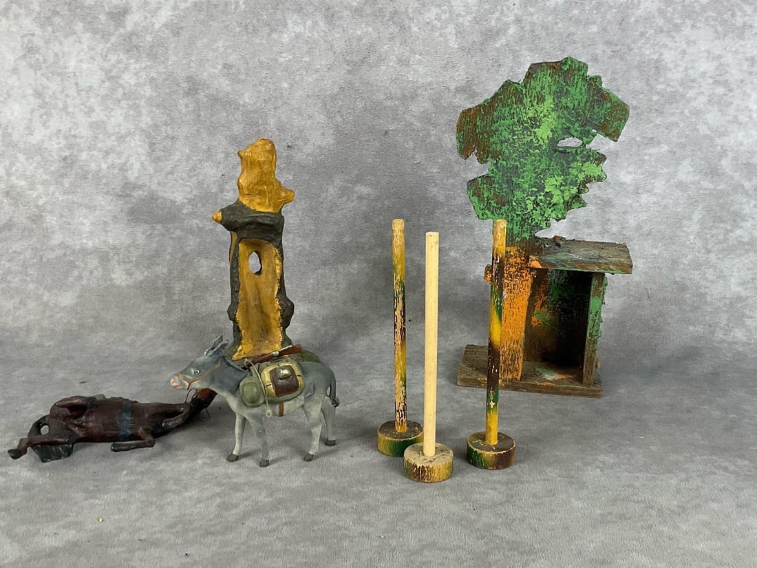 Misc. Animals and Accessories: Mix of animals and fort accessories. Horse, Donkey, dowels, treehouse and tree trunk. Horse is marked Lineol and tree trunk is marked Elastolin, tree house is stamped Germany. Fair to good condition. 