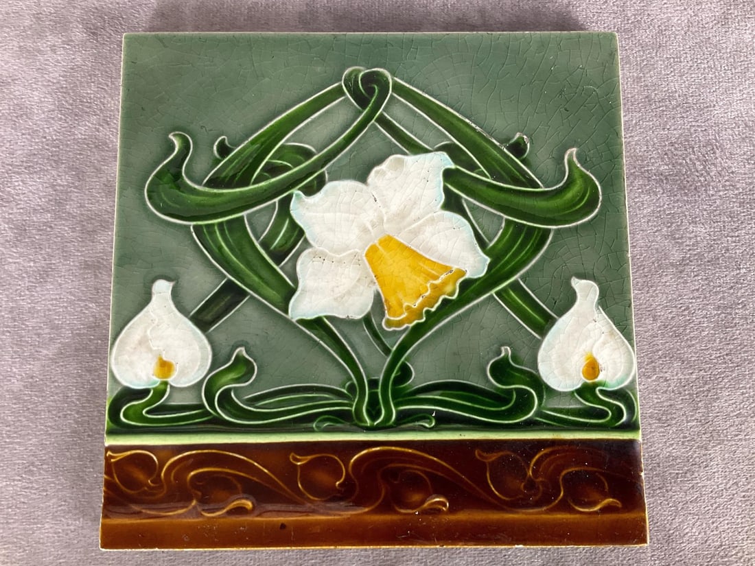 Art Nouveau Daffodil Tile: Crazing under the glaze. Old grout on the back of the tile. Colors are still strong. 6 x 6 inches.