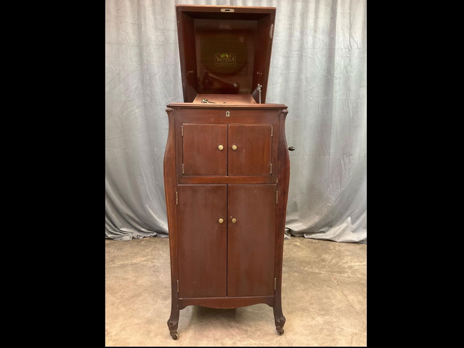Victor Victrola record player: 1920s Victor victrola wind-up phonograph, model VV-XI Designed for playing 78 records; untested record player includes original hardware but lacks a key. It features a speed control knob, back left co
