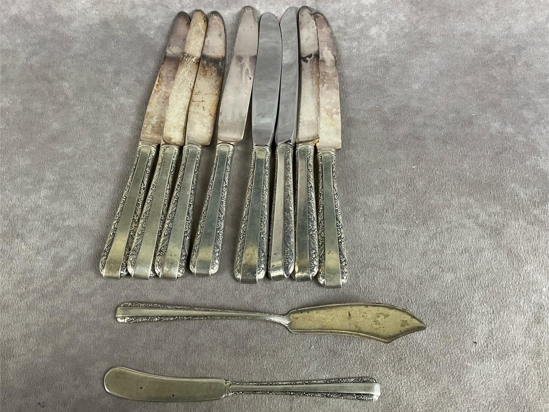 Towle Candlelight Sterling Silver Dinner Knives: Eleven in total. Marked Sterling. Light scratches and tarnish. Measures 8.6 inches, Weighs 17.68 ozt.