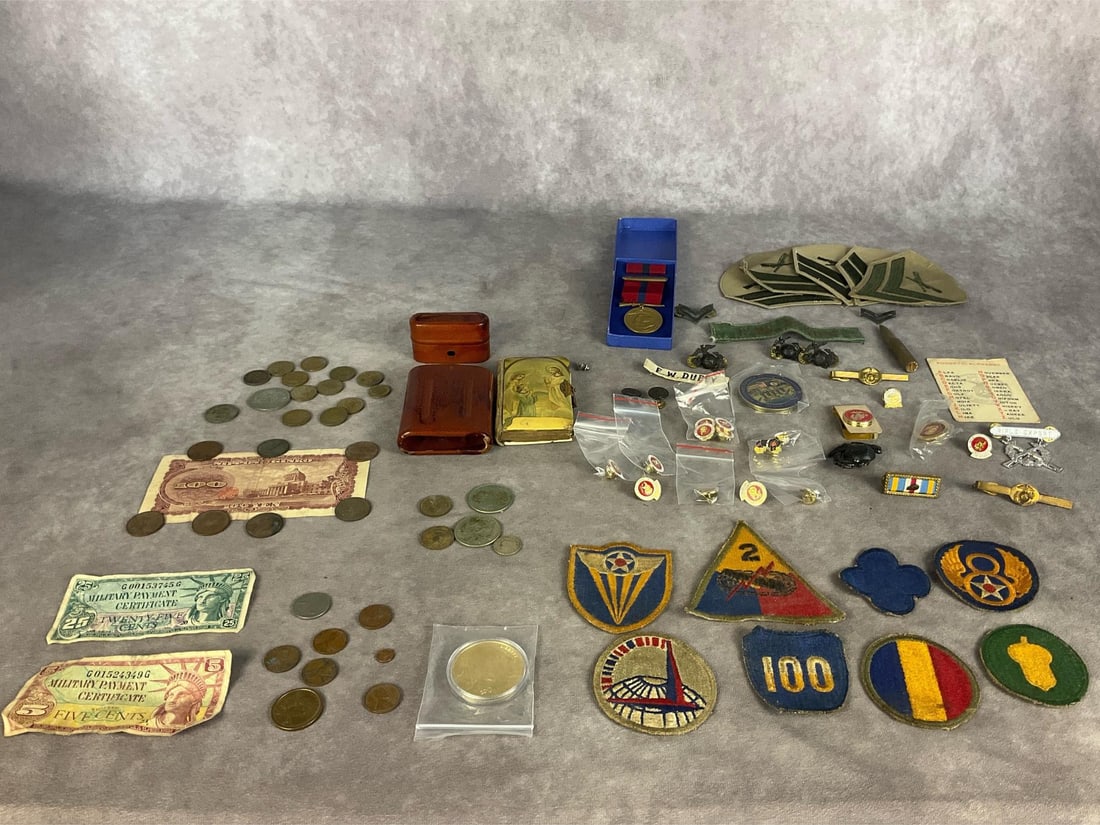 USMC Militaria: Contains A USMC Good Conduct Medal, two 1960s US military payment certificates, WWII 2nd Armored Division patch, a WWII 8th Air Force patch, a 1922 French prayer book printed in Czechoslovakia and sto