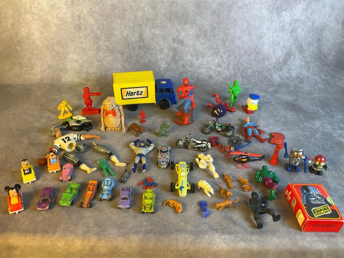 1970s TOMY Robots & More: Lot contains a 1978 Spider-Man statue in good condition, a 1980 collectors box of Star Wars Empire Strikes Back Tops trading cards in fair condition, two Tomy walking robots that worked when tested an