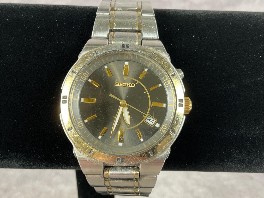 Seiko Kenetic Watch: Men's two tone chronograph stainless watch with date display. Model number SKA348. Fair condition with scratches to face and stainless band. Works well. Case size 40mm, band width 22mm, band length Me