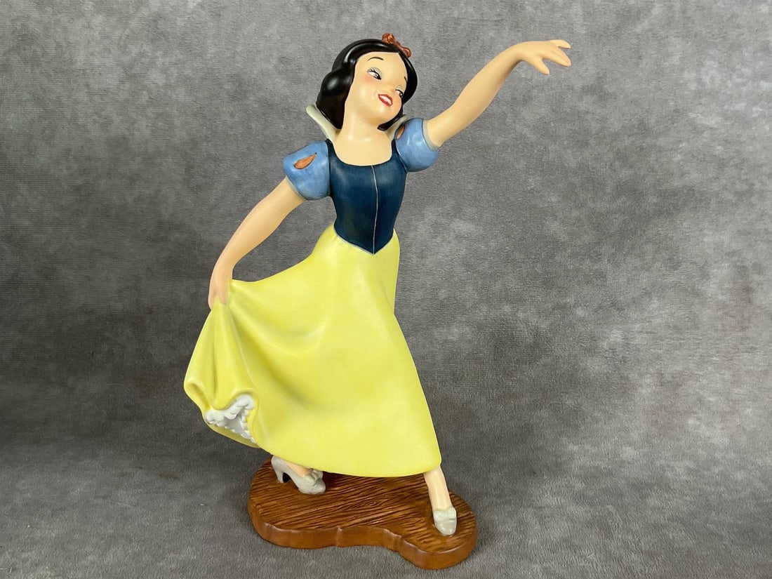 Disneys Snow White Figure: 2004 retired edition. Walt Disney Classics Collection figure complete in box with COA and paperwork. The figure has crazing, but overall good condition.The box has creasing and fading, The box measure