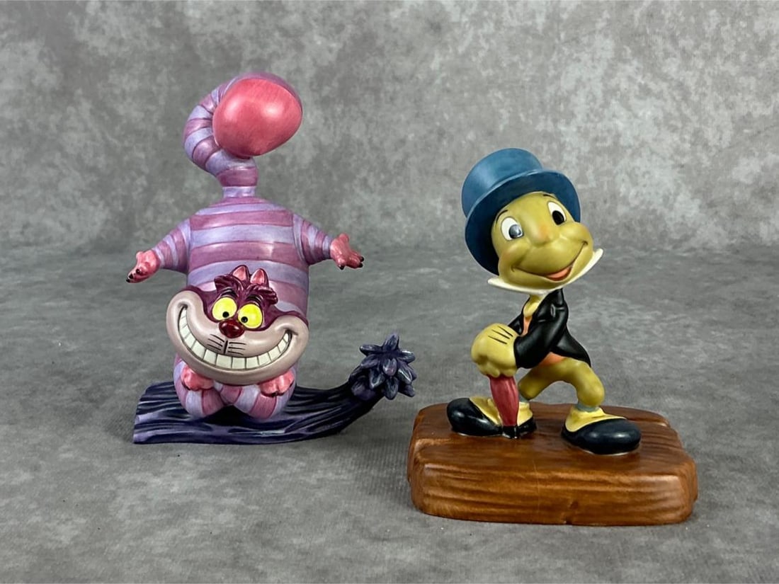 Walt Disney Classics Collection Figures: Lot includes a 1993 members gift box with a Pinocchio Jiminy Cricket figure, and a 1994 members gift box including an Alice in Wonderland Cheshire cat figure. Both figures are in good condition. Sets 