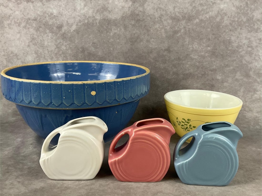 Pyrex, Fiestaware & Stoneware Finds: Three fiesta creamer pitchers, one Shenandoah Pyrex 750 ml bowl, and one blue picket stoneware bowl. All in good condition. Stoneware bowl measures 10.5 inches in diameter x 5 inches tall.