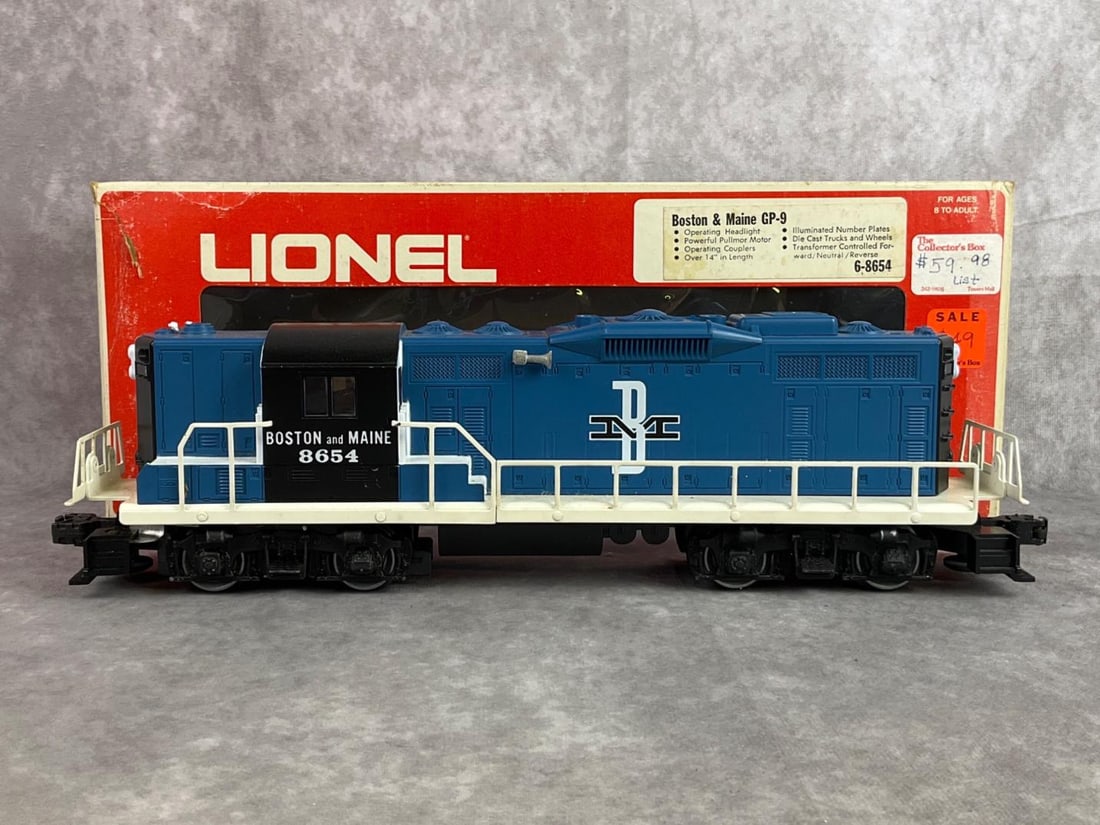 Lionel Model Train: Lionel Boston and Maine GP 9 model train. Train is in good condition, but box has soft corners, and creasing. Box measures 15. 5 inches wide x 3.5 inches x 6 inches tall.