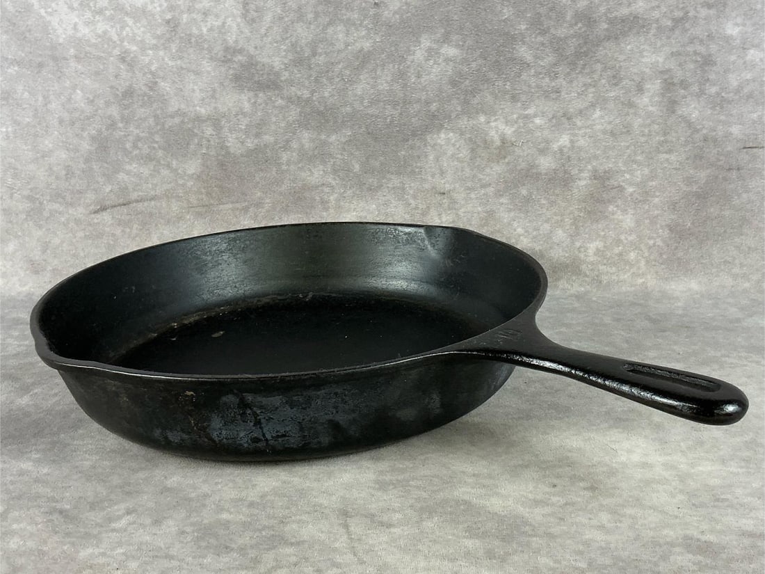 Wagonerware Cast Iron: No. 10 skillet in good condition. Some rust present. Measures 11.75 inches.