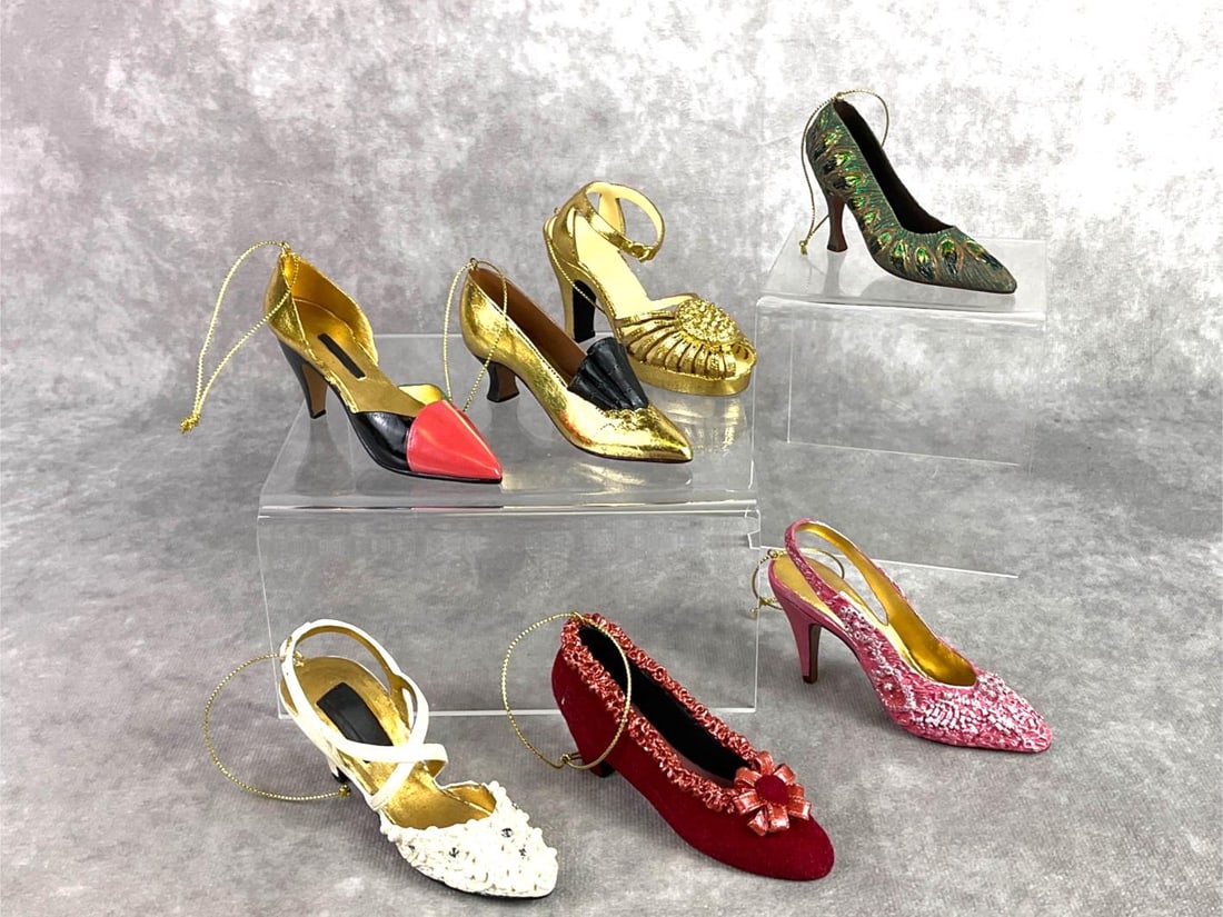 The Metropolitan Museum Ornaments: Lot of seven ornaments from The Metropolitan Museum of Art, New York, depicting a variety of high heels in different colors and styles. All in good condition with original boxes. Each measures 4 inche