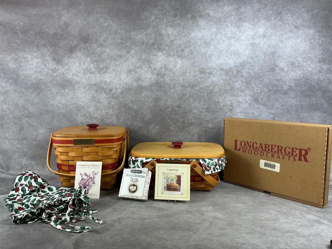 Longaberger Christmas Baskets: Two lidded baskets. One Christmas Collection 1995 Edition Cranberry Basket, one Longaberger Christmas Collection 1996 Edition Holiday Cheer basket and a Merry Christmas Tie-On in the box. Both have fa
