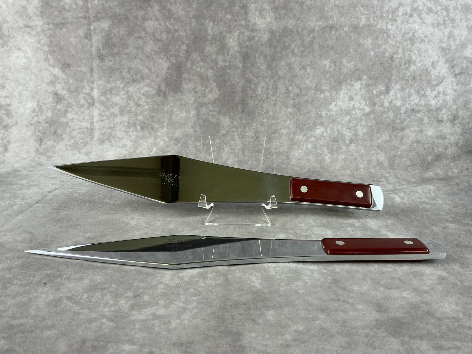 Case XX Throwing Knives: 1971 Case XX 304 nine dot throwing knives. Never sharpened, never used. Includes original sheath, COA and box. Good condition. Each knife measures 12 inches long. Box measures 16 inches wide x 4 x 2 i