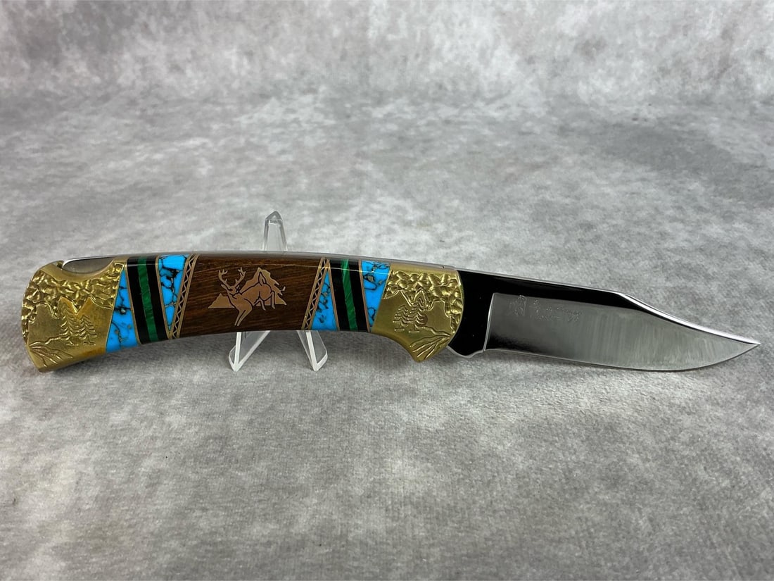 David Yellowhorse Buck Knife: Buck USA 112 knife designed by David Yellowhorse. In good condition, never sharpened, never carried, tight snap. Comes with display case. Closed knife measures 4.25 inches. Box measures 9.25 inches wi
