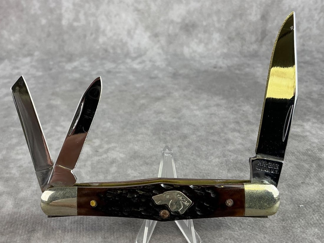 Ka-Bar Whittler Knife: Rare 1984 three blade Ka Bar Whittler dog head knife. In good condition, never sharpened, tight snap, and with original box. Closed knife measures 3.5 inches. Box measures 4.5 inches wide x 1.25 inche