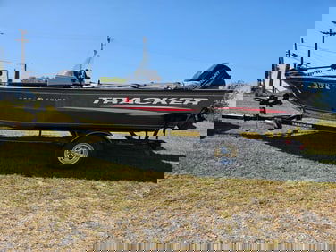 Tracker Pro Guide V16 Boat