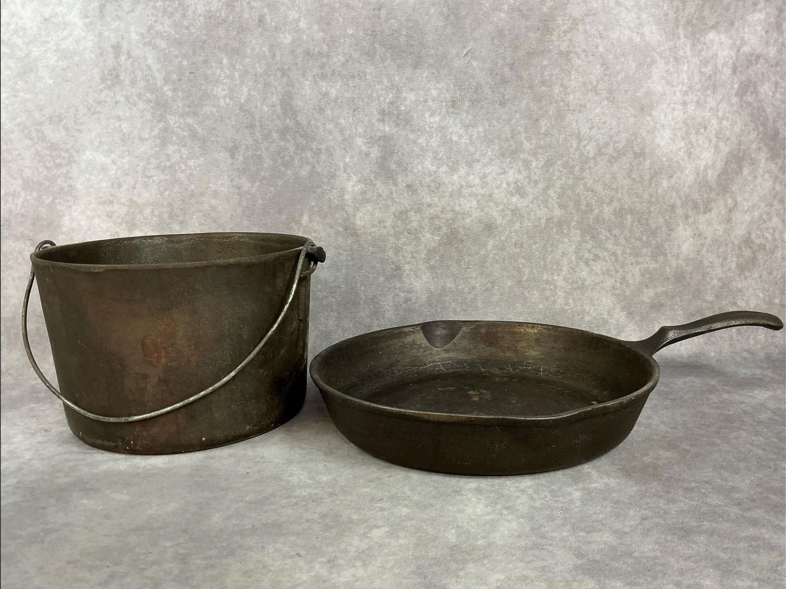 Wagners Cast Iron Skillet & Pot (1 of 6)