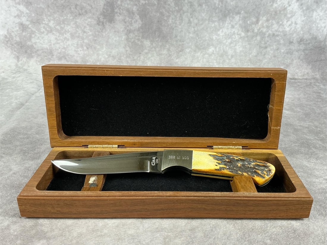 Case XX Limited Edition Stag Knife: No. 592-4. 1993 Limited edition stag knife with velour lined walnut box. No. 388 of 500 made. Never carried or sharpened. Very good condition. Measures 8 inches overall.