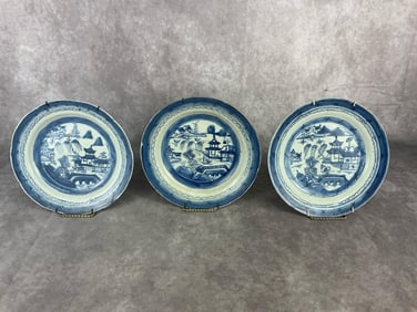 Early 19th century blue and white decorated Chinese Canton/Willow pattern export porcelain plates.