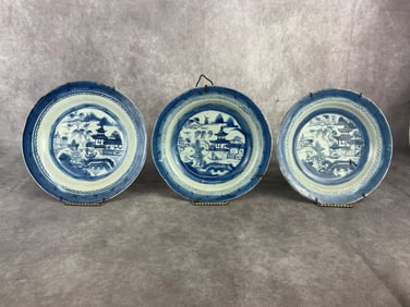 Early 19th century blue and white decorated Chinese Canton/Blue willow pattern export porcelain