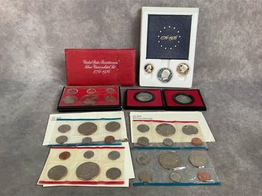 Two 1976 Bicentennial silver proof sets, 1977 US proof set, two 1975 uncirculated coin envelopes