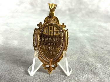 Award of Honor, 1924 pendant. 14k gold with filigree accent. Good condition. Weighs 4.6 grams.