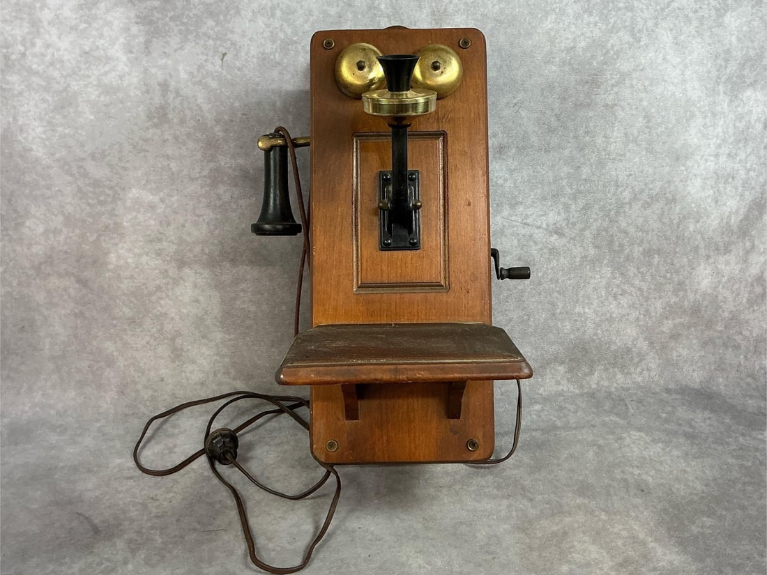 1950s AM Radio. The Country Belle model 556 AM tube radio made by Guild Radio and Television: 1950s AM Radio. The Country Belle model 556 AM tube radio made by Guild Radio and Television Corporation is designed to look like a vintage wall telephone. When plugged in it makes a hum but unable to