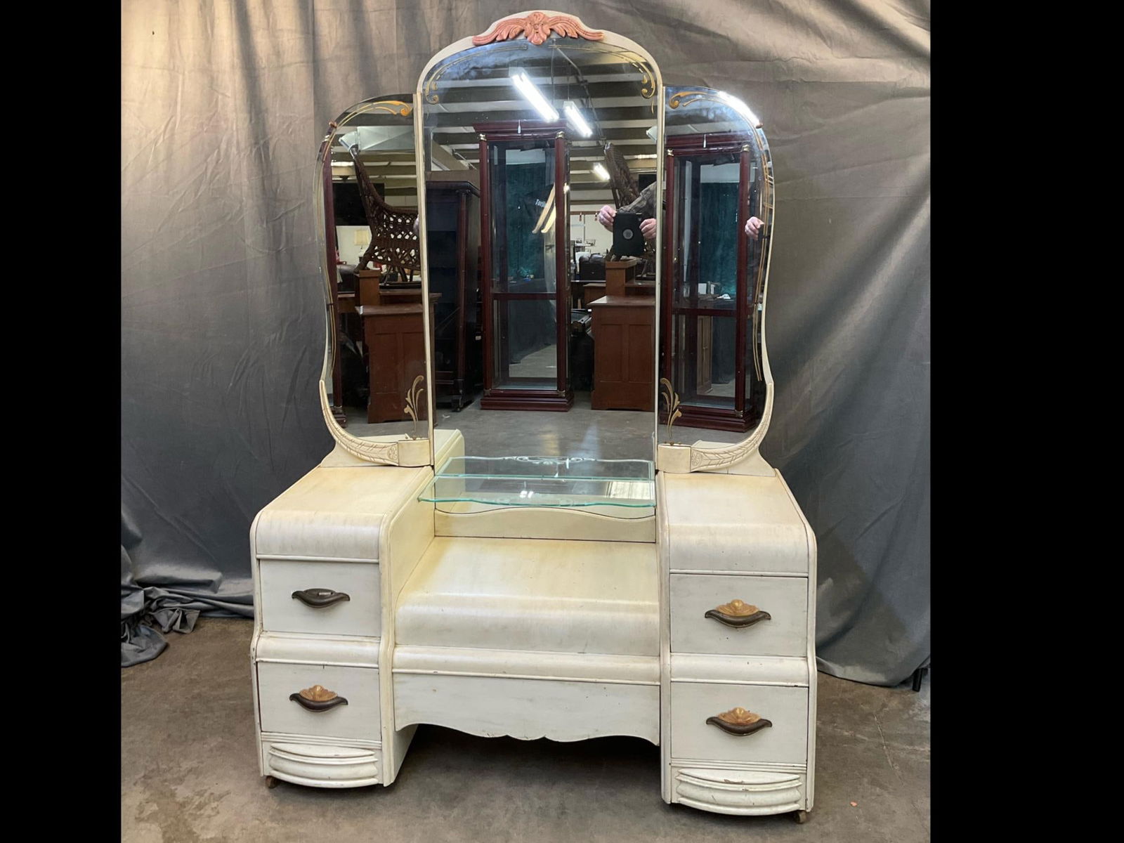 Vintage White Waterfall Vanity (1 of 8)