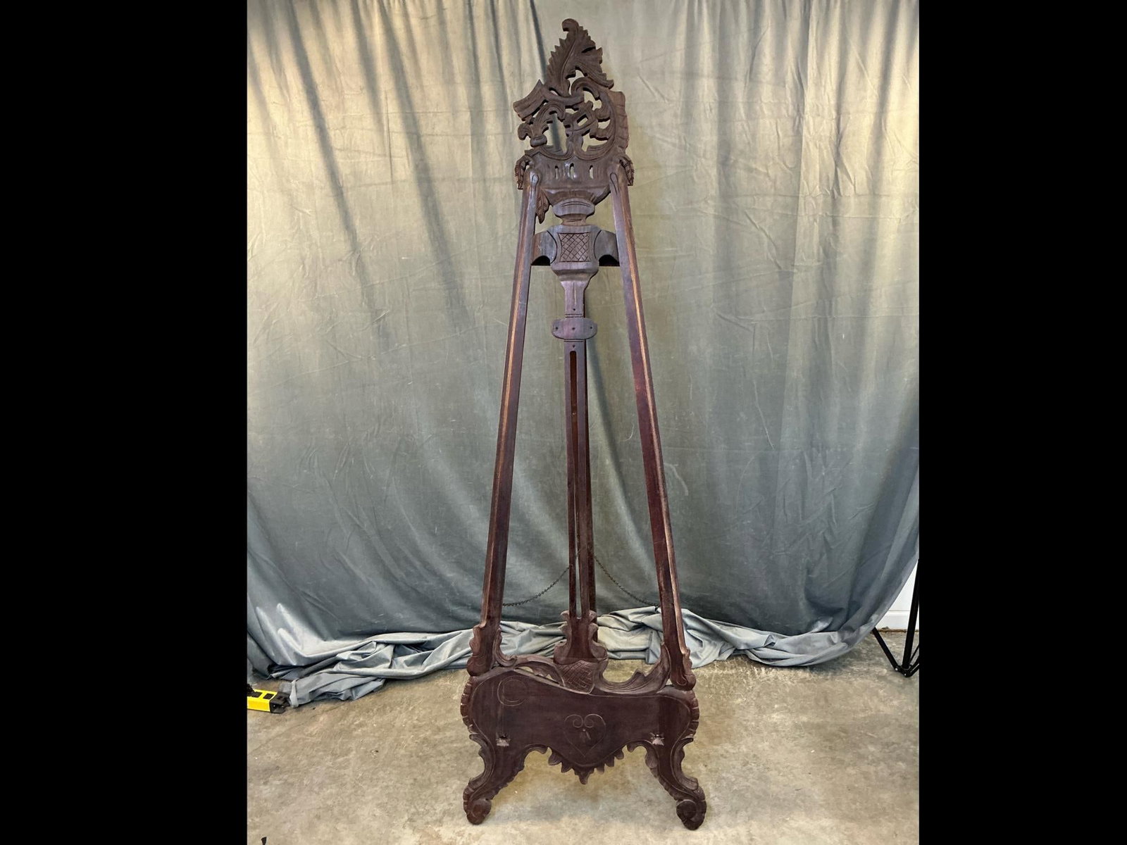 Easel (1 of 7)