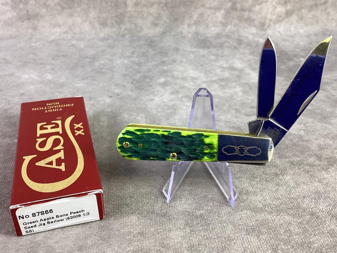 Case XX Knife Green Apple: Case XX green apple bone peach seed jig Barlow knife. Tight snap and unsharpened, patterned number 62009 1/2ss. Comes in original box and closed measures 3.25 inches.