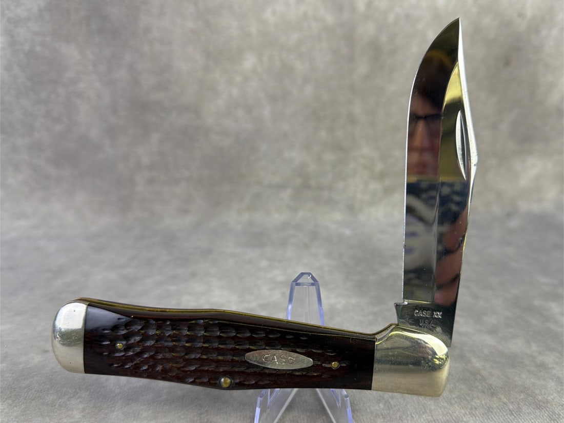 Case XX Knife Coke Bottle: Case XX large Coke bottle knife. Tight snap and pattern number c61050sab. In good condition and measures 5.5 inches closed.