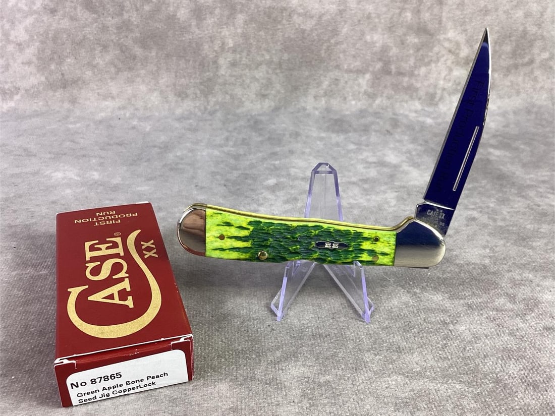 Case XX Knife Green Apple: Case XX green apple bone peach seed jig Copperlock knife. Tight snap and unsharpened, patterned number 61549wl ss. Comes in original box and closed measures 4.5 inches.