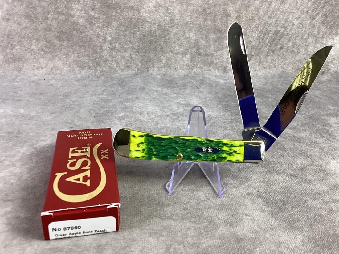 Case XX Knife Green Apple: Case XX green apple bone peach seed jig Trapper knife. Tight snap and unsharpened, patterned number 6254 ss. Comes in original box and closed measures 4.25 inches.