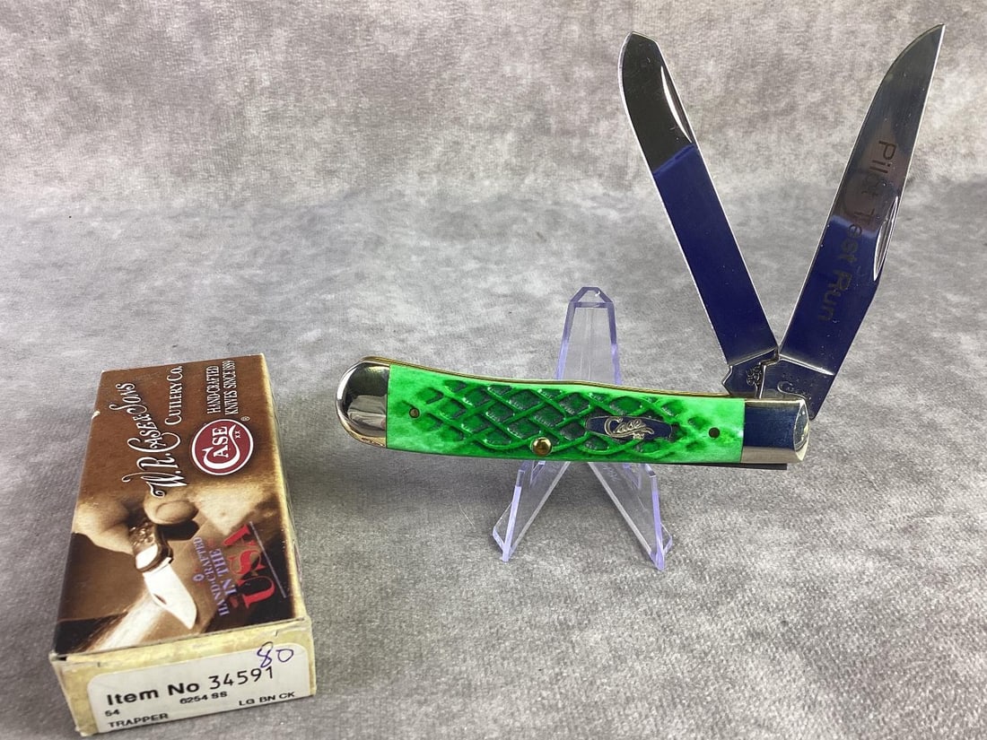 Case XX Knife Green Waffle: Case XX pilot test run green waffle Trapper knife. Tight snap and unsharpened, patterned number 6254 ss. Comes in original box and closed measures 4.25 inches.