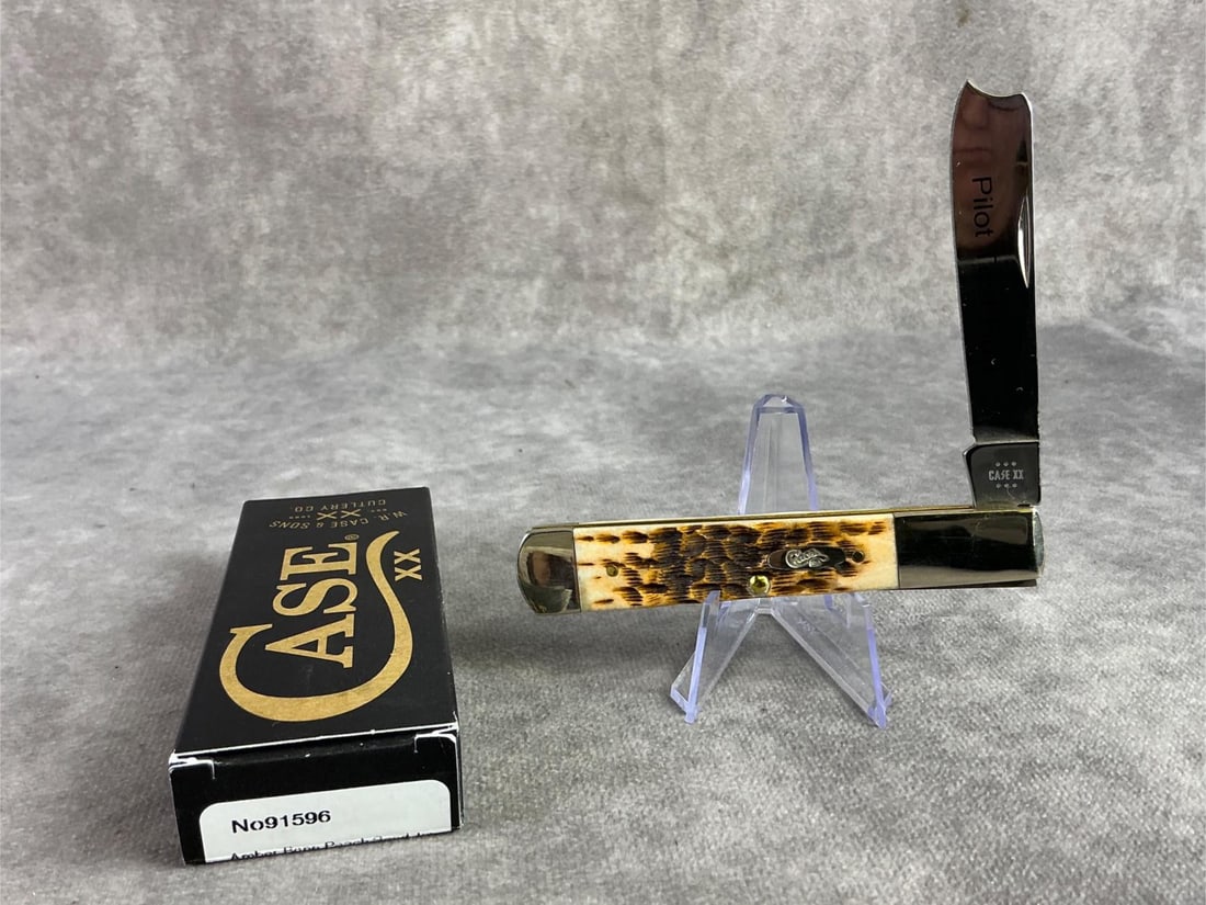 Case XX Knife Amber Bone: Case XX amber bone peach seed jig razor knife. Tight snap and unsharpened, patterned number 61005RAZ ss. Comes in original box and closed measures 4 inches closed.
