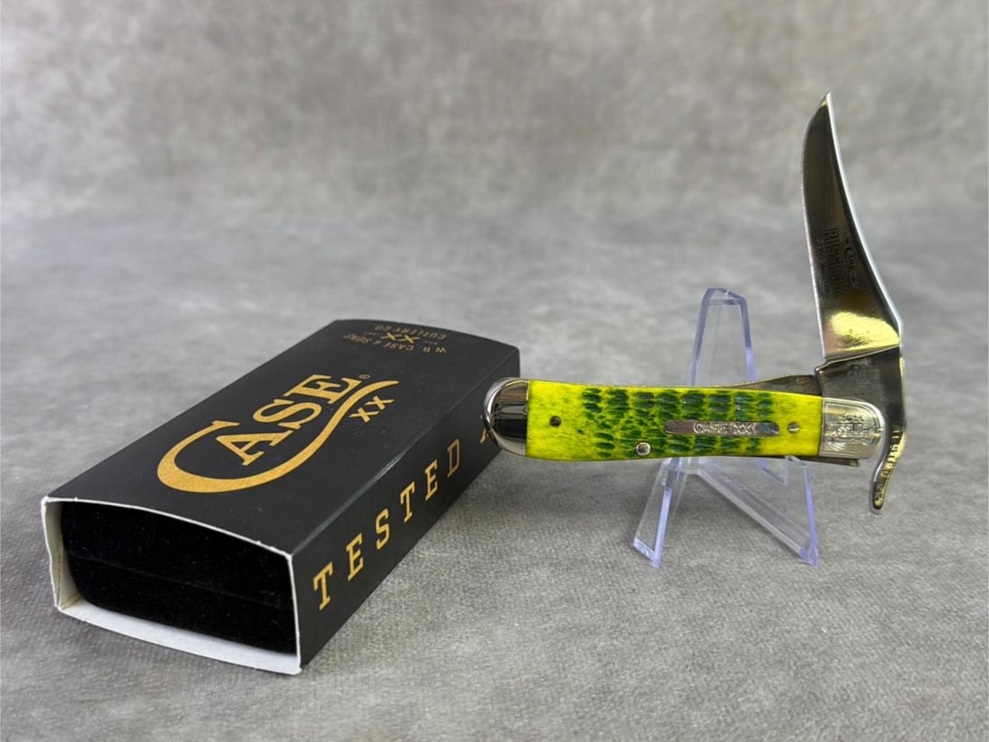 Case XX knife Green Apple: Case XX green apple bone peach seed jig Russlock 25th anniversary knife. Tight snap and unsharpened, patterned number 61953L ss. Comes in original box and closed measures 3.5 inches.