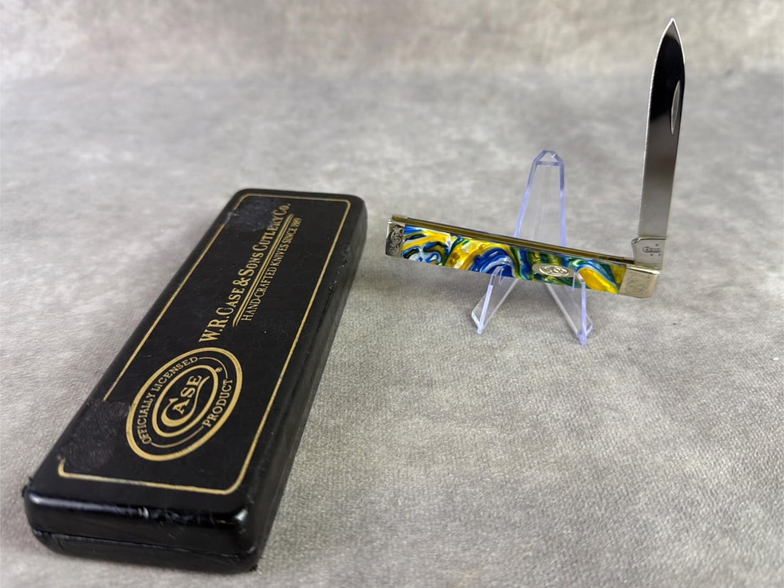 Case XX Knife Sapphire Glow: W.R. Case and Sons sapphire glow doctors pocket knife. Tight snap and never sharpened. Pattern number 9185 ss. Comes in original box and measures 3.5 inches closed.