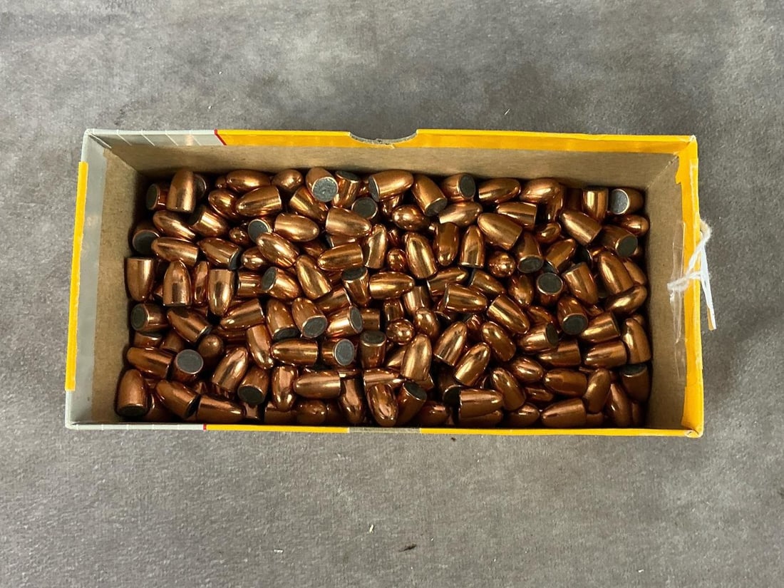 Remington 9 MM Bullet: 480 total. 115 GR round nose bullet. In good condition. Box measures 7 inches long X 3 inches wide X 3 inches high.