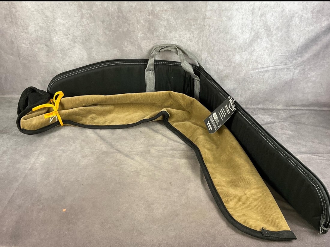 Allen Shotgun Case and Gun Sock: 1 lot two items. Used in good to unused condition. Measures 52 inches and 50 inches.