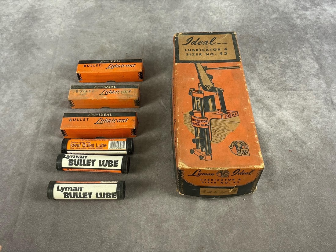 Lyman Lubricator and Sizer: Model number 45. Vintage lubricator with lube. Box measures 12 inches X 5 inches wide X 3.5 inches high.
