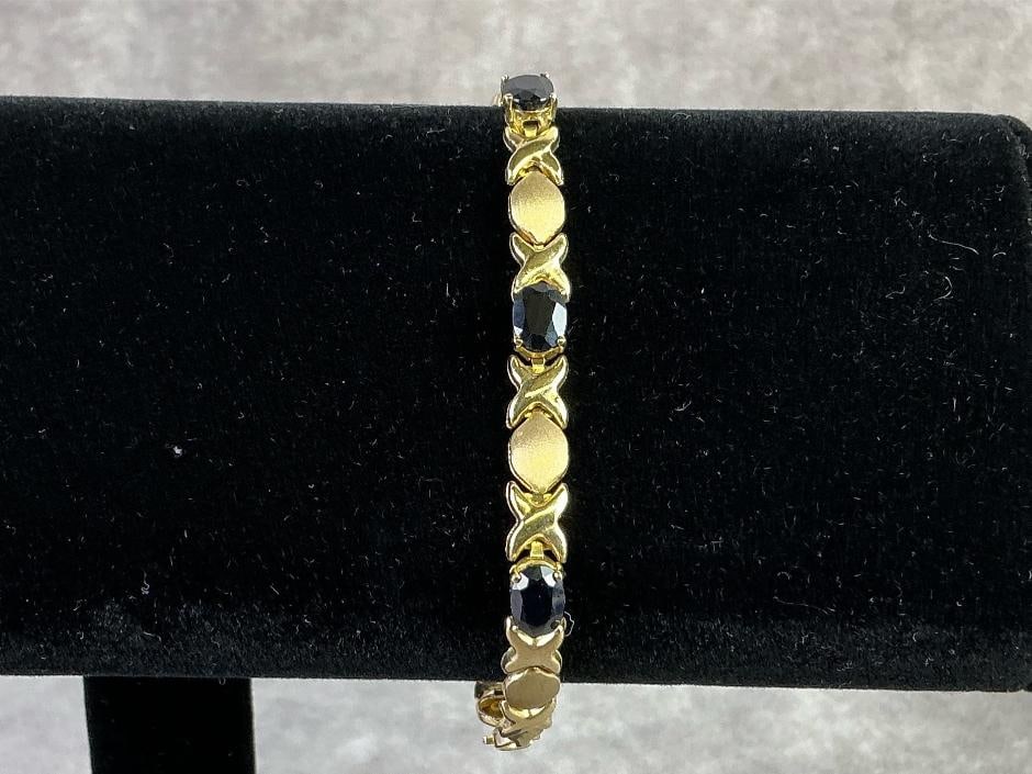 10kt Bracelet: 10kt yellow gold hugs and kisses link bracelet with black onyx accents. In good condition and stamped. Total weight 3.9 dwt.