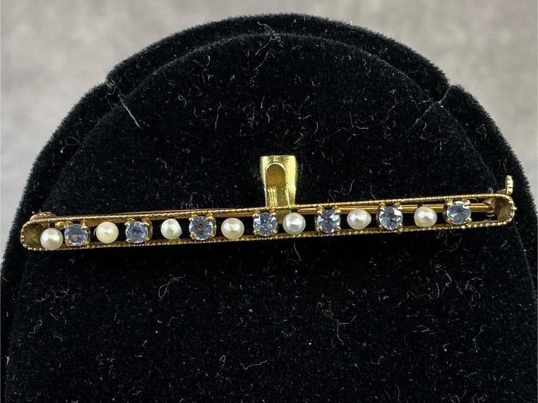 10kt Brooch: 10kt rose gold Art Deco brooch with pearl accents. In good condition and stamped. Total weight 1.4dwt.