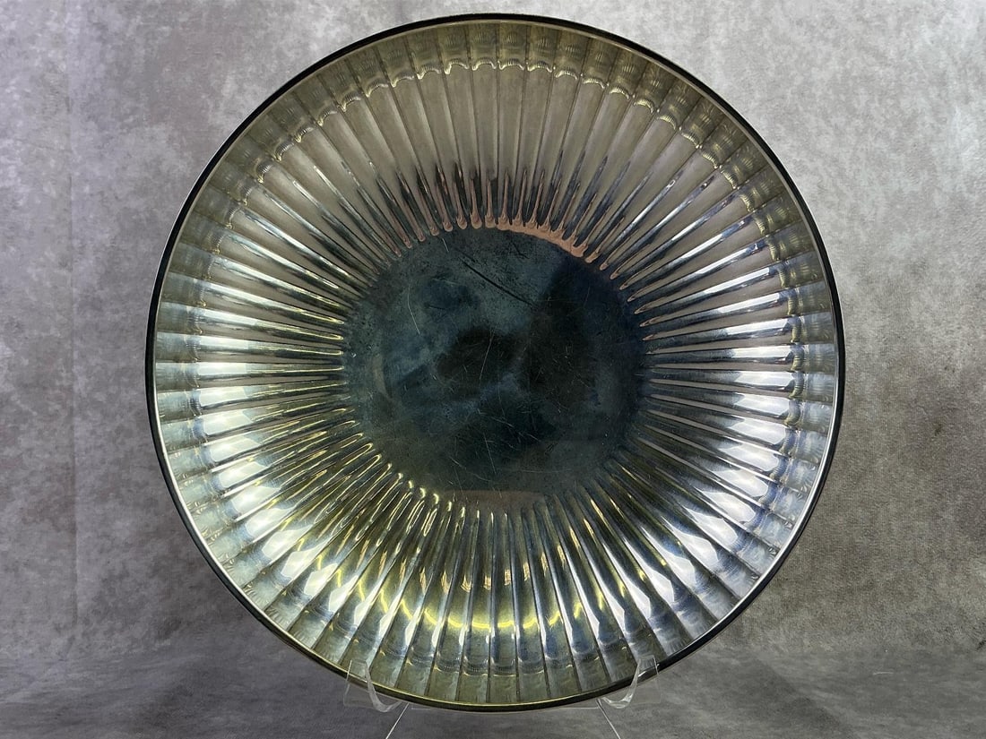 Sterling Silver Server: International sterling silver serving bowl. In good condition and stamped. Total weight 13.14ozt.