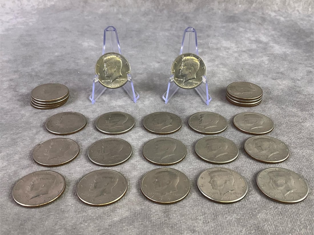 1971 Kennedy Half Dollars: Lot of twenty five 1971 Kennedy half dollar coins. All in good circulated condition. Each measures 1.15 inches in diameter.