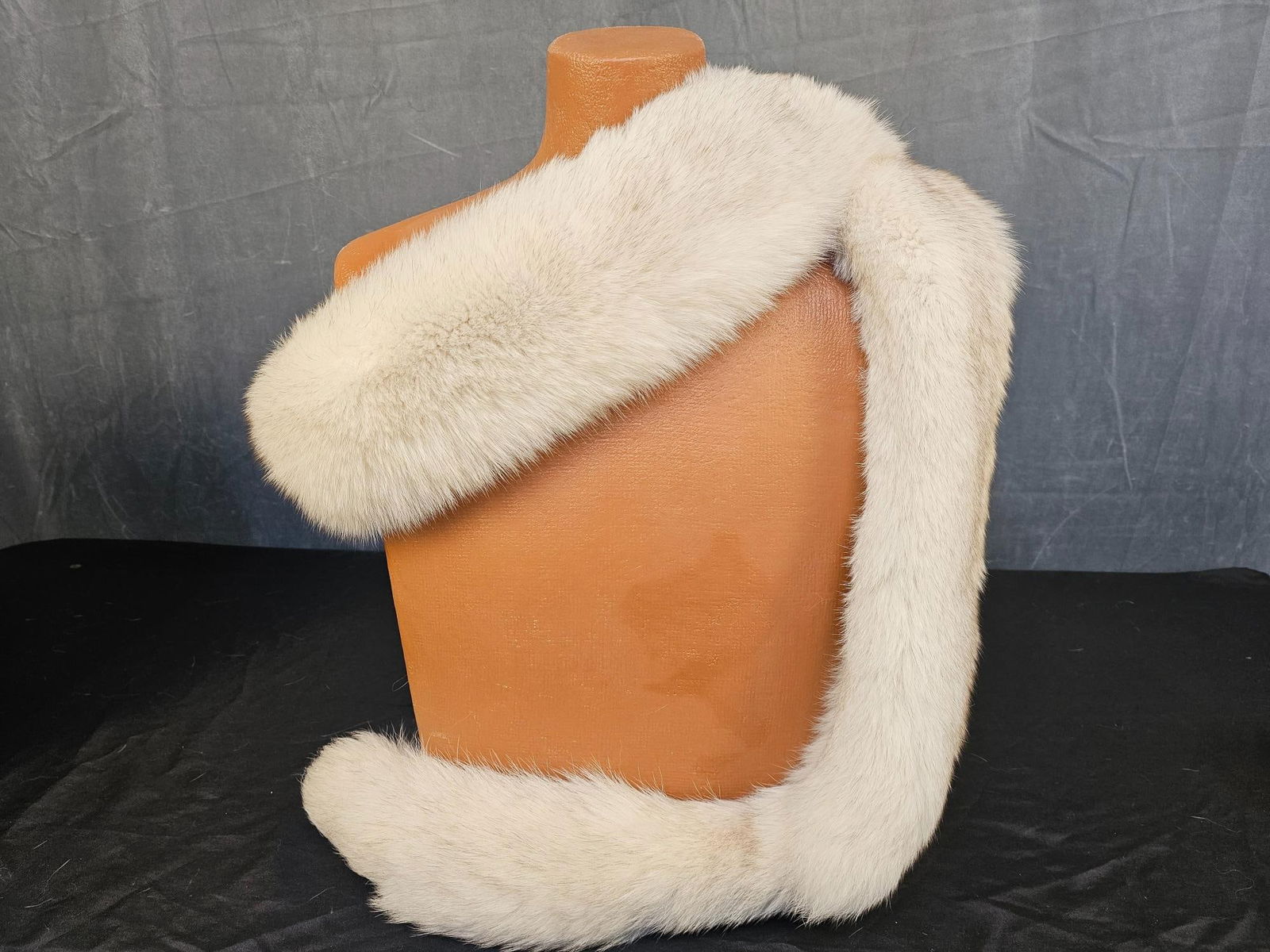 Fox Fur Scarf: Vintage white fox fur long scarf. No label. In good condition. Measures 8 feet long.