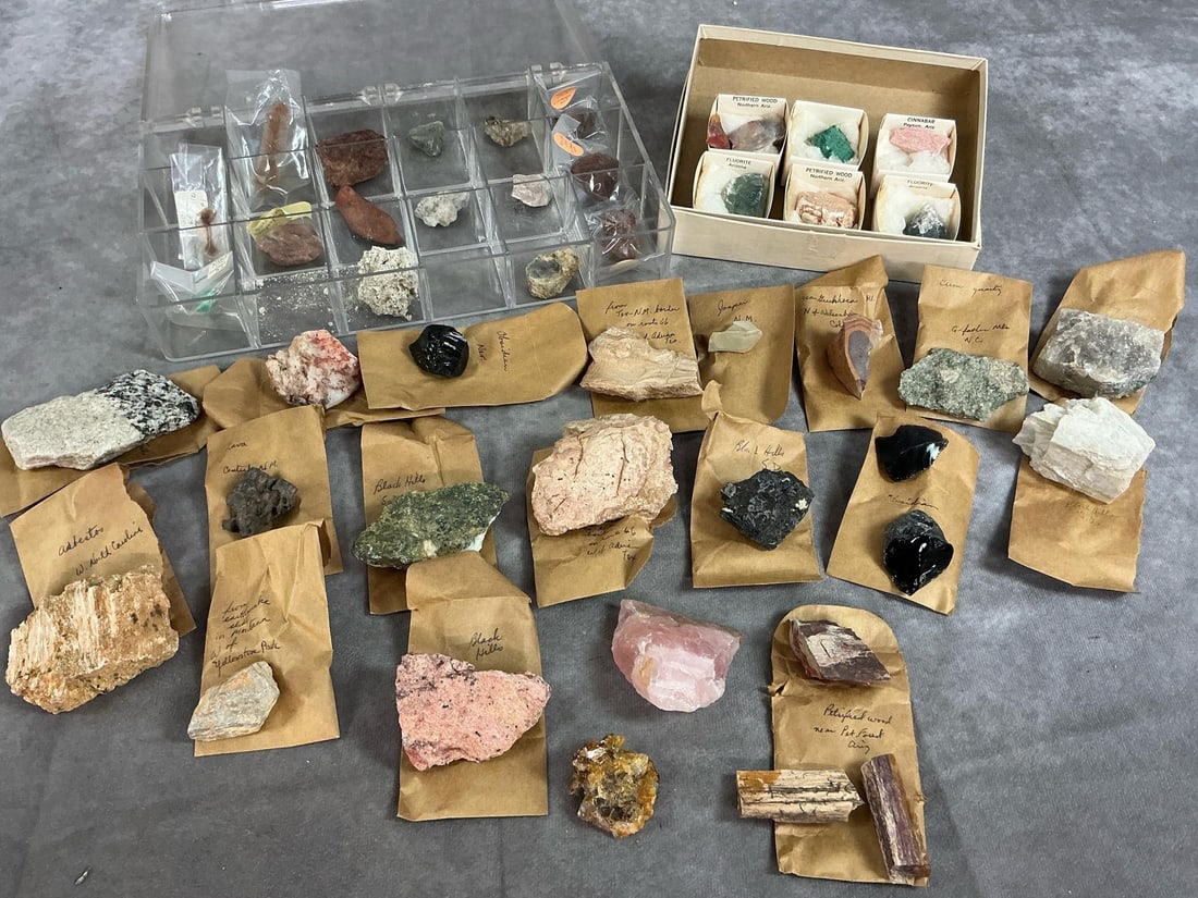 Unusual Rock Collection: Forty-five rocks or minerals. Includes obsidian, quartz, granite, asbestos, lava, fluorite, cinnabar, and more. Some of the rocks have found location. Good condition. Clear case measures 11 inches