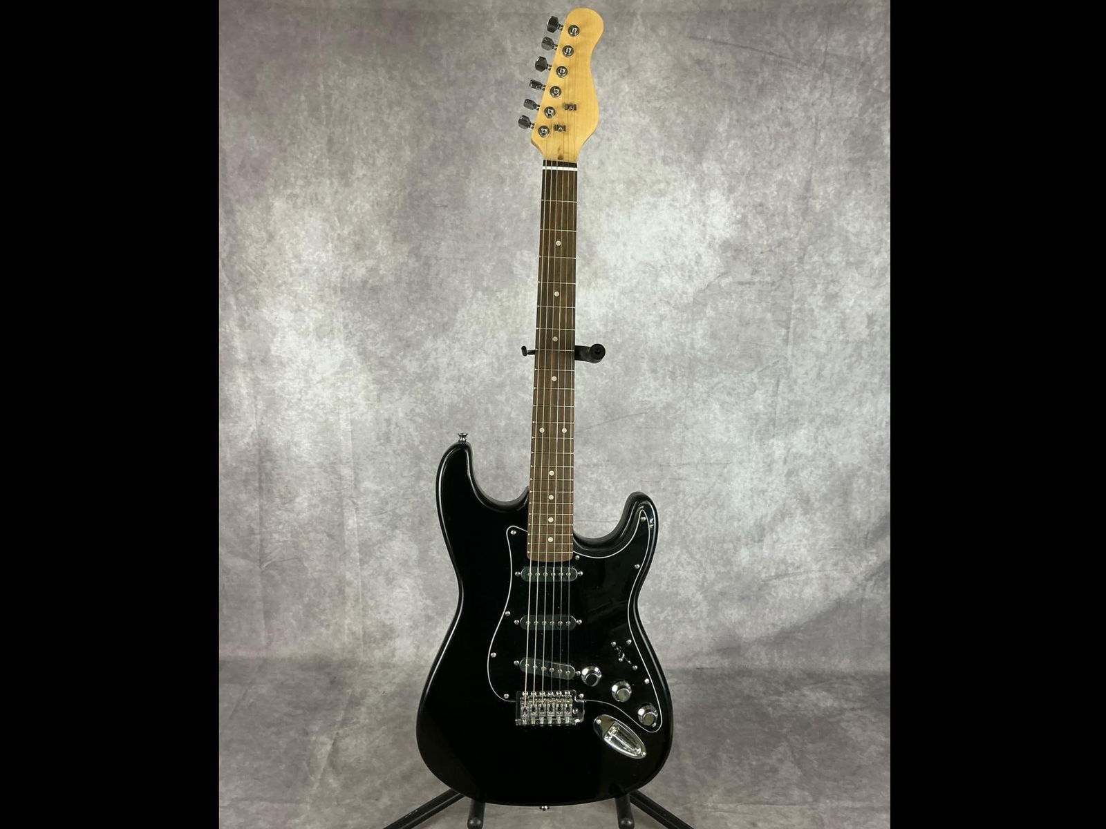 Custom Stratocaster Electric Guitar (1 of 15)