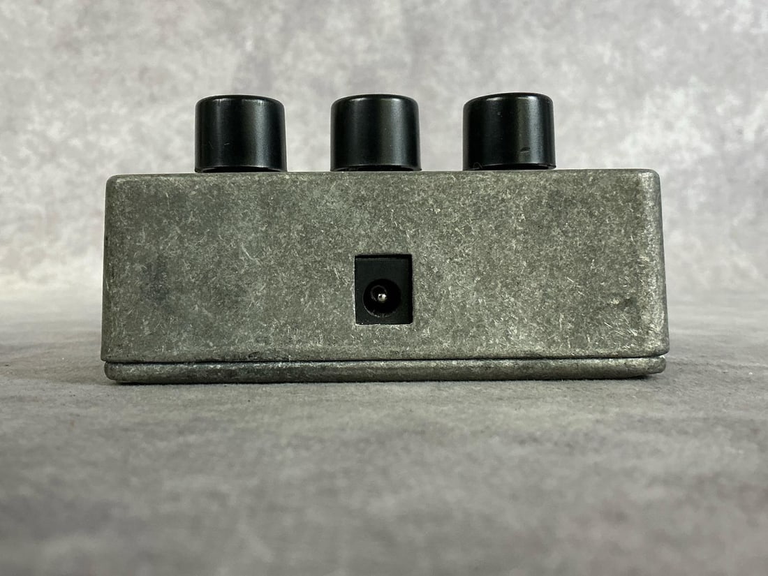 Electro-Harmonix Pulsar Variable Tremolo - 5