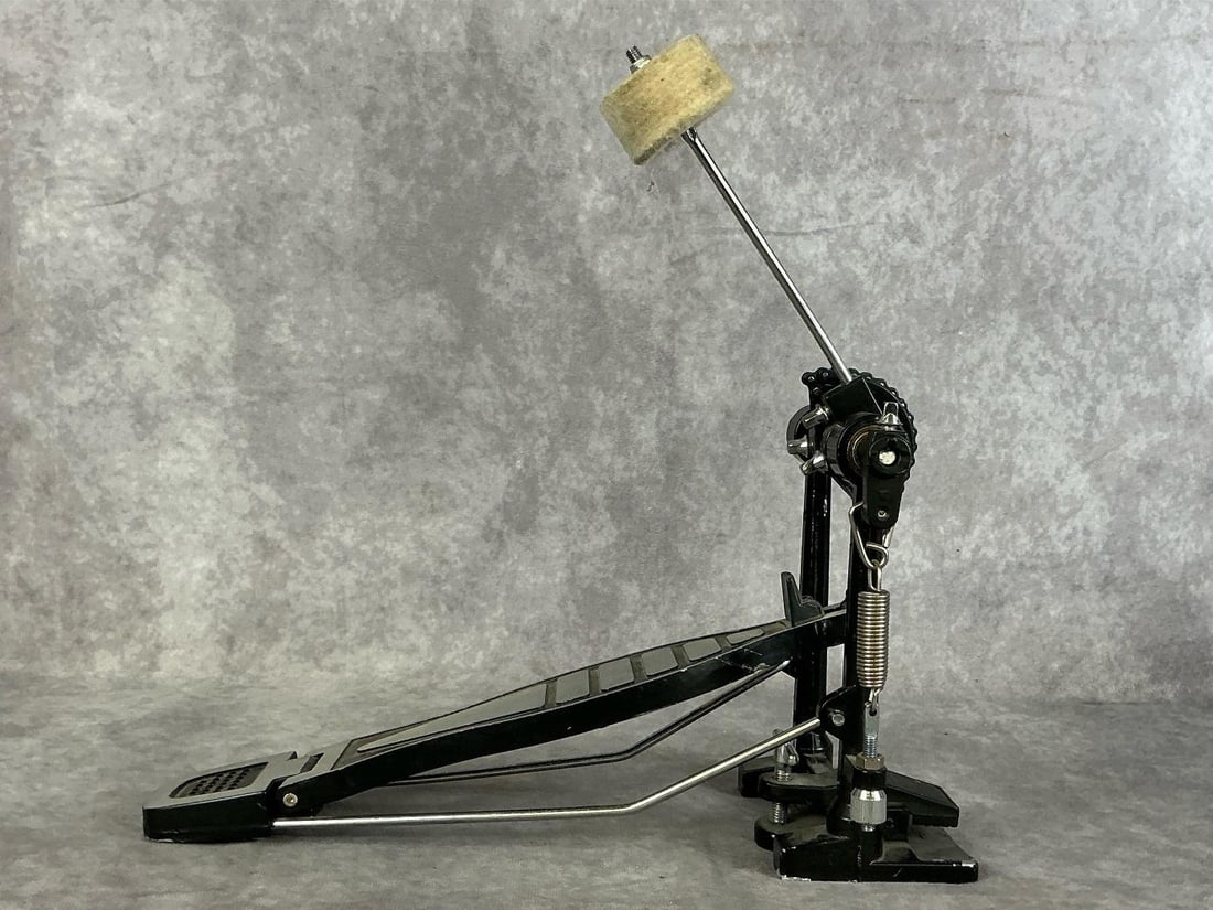 Unbranded Drum Pedal: Unbranded drum pedal. Good used condition. Measures 13.5 inches long x 6 x 14.5 inches tall.