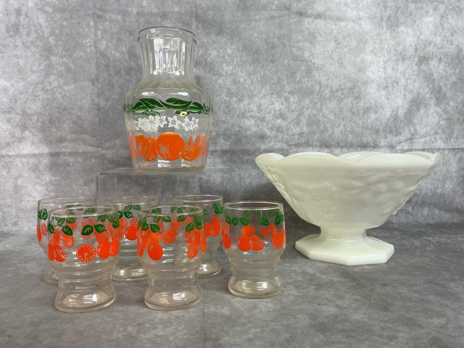 Anchor Hocking Carafe and Cups & Fruit Bowl (1 of 7)