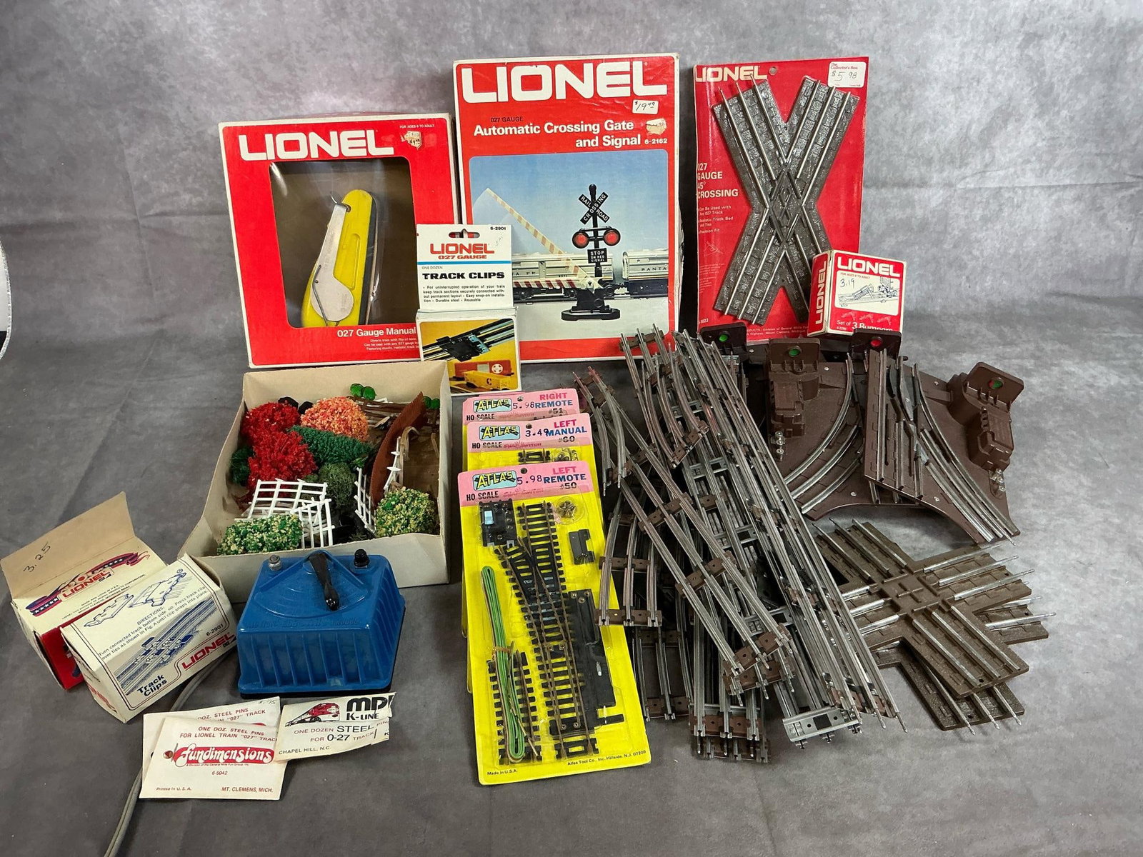 Lionel Electric Train Tracts & More (1 of 8)